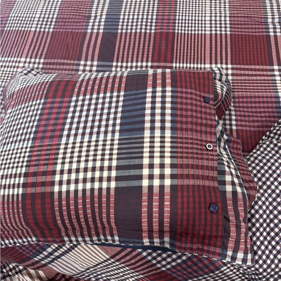 NOT FOR SALE
Tommy Hilfiger queen size reversible comforter with shams - Picture 2 of 3